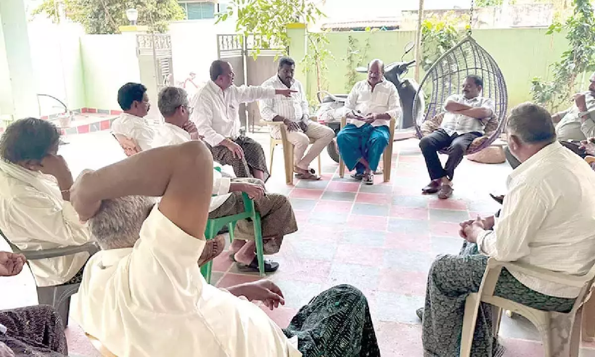 Andhra: किसानों और रियल एस्टेट कारोबारियों ने धमकी भरे कॉल के खिलाफ कार्रवाई की मांग की Andhra: किसानों और रियल एस्टेट कारोबारियों ने धमकी भरे कॉल के खिलाफ कार्रवाई की मांग की