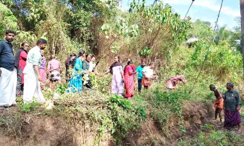 Kerala: लोगों ने कल्लूमूडू बाज़ार की सफ़ाई की, जो दस साल से जंगल से ढका हुआ था Kerala: लोगों ने कल्लूमूडू बाज़ार की सफ़ाई की, जो दस साल से जंगल से ढका हुआ था