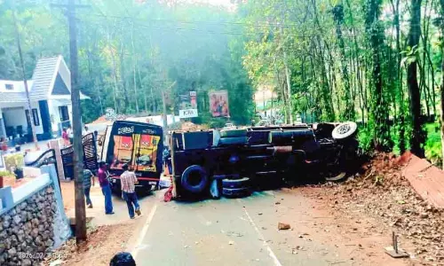 Kerala : गाड़ी पर से कंट्रोल खोने के बाद लॉरी पलट गई Kerala : गाड़ी पर से कंट्रोल खोने के बाद लॉरी पलट गई