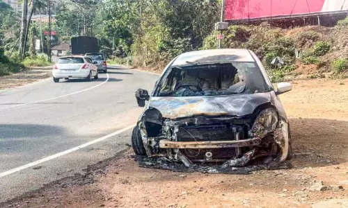 Kerala : एक चलती कार में आग लग गई Kerala : एक चलती कार में आग लग गई