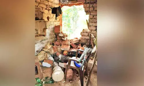 Kerala : जंगली हाथी ने घर को नष्ट कर दिया
