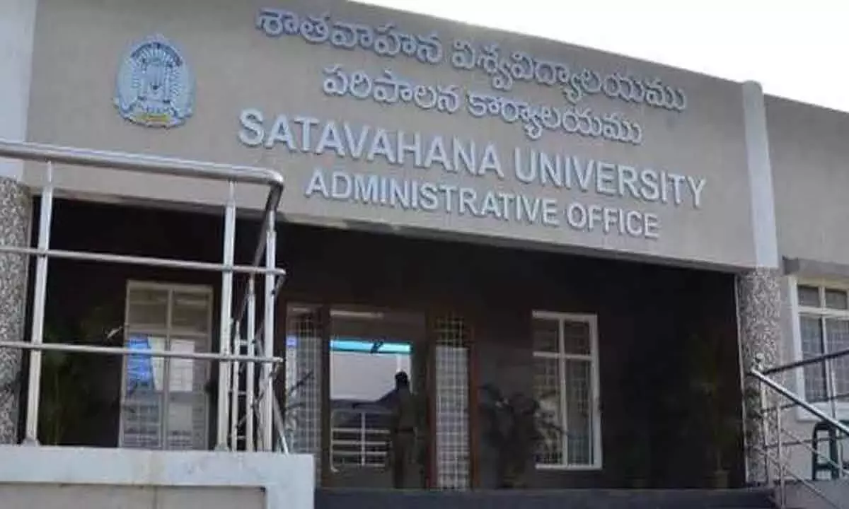 Telangana: यूनियन बैंक ट्रस्ट ने सातवाहन यूनिवर्सिटी को 40-सीटर बस दान की Telangana: यूनियन बैंक ट्रस्ट ने सातवाहन यूनिवर्सिटी को 40-सीटर बस दान की