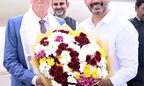 Andhra : बिल गेट्स गन्नावरम पहुंचेमंत्रियों ने किया स्वागत Andhra : बिल गेट्स गन्नावरम पहुंचेमंत्रियों ने किया स्वागत