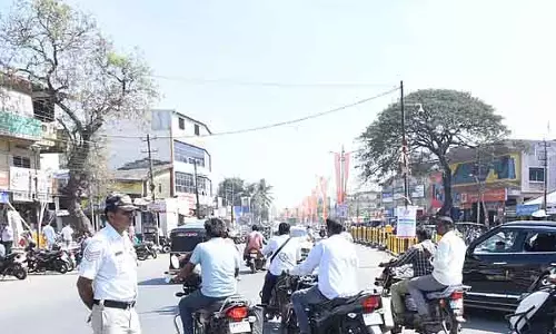 Haveri : ट्रैफिक नियम तोड़ने पर पुलिस गायब सी लग रही है Haveri : ट्रैफिक नियम तोड़ने पर पुलिस गायब सी लग रही है