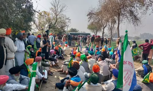 मोगा में AAP की नशा विरोधी रैली से पहले पंजाब के किसानों की पुलिस से झड़प मोगा में AAP की नशा विरोधी रैली से पहले पंजाब के किसानों की पुलिस से झड़प