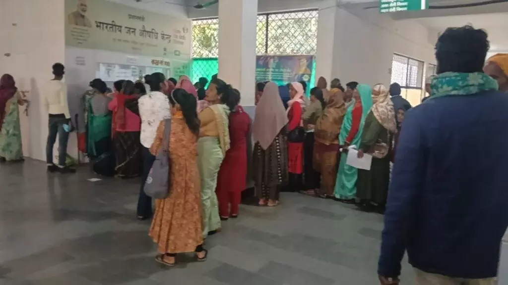 Farrukhabad: दवाइयों के लिए लगी लंबी कतार, धक्का-मुक्की Farrukhabad: दवाइयों के लिए लगी लंबी कतार, धक्का-मुक्की