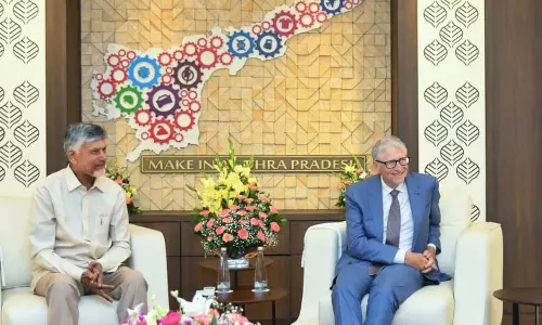 Bill Gates ने आंध्र सचिवालय में रियल टाइम गवर्नेंस सोसाइटी सेंटर का दौरा किया Bill Gates ने आंध्र सचिवालय में रियल टाइम गवर्नेंस सोसाइटी सेंटर का दौरा किया