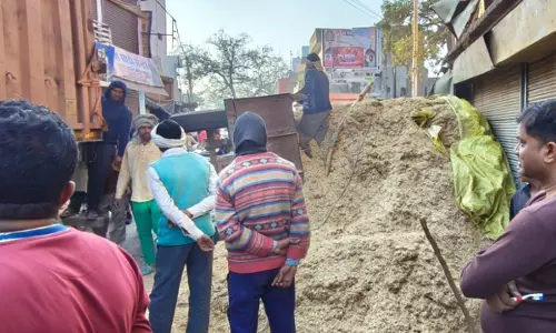 Farrukhabad: ट्रैक्टर-ट्रॉली सड़क किनारे उलटी, बड़ा हादसा टला