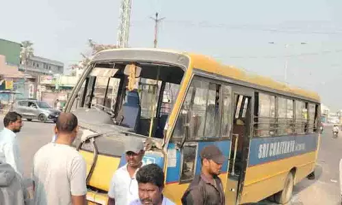 Hanumakonda जिले के भीमादेवरपल्ली में स्कूल बस का एक्सीडेंट हुआ