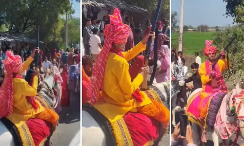 MP : श्योपुर में शिव बारात जुलूस के दौरान कांग्रेस MLA ने हवा में फायरिंग की MP : श्योपुर में शिव बारात जुलूस के दौरान कांग्रेस MLA ने हवा में फायरिंग की