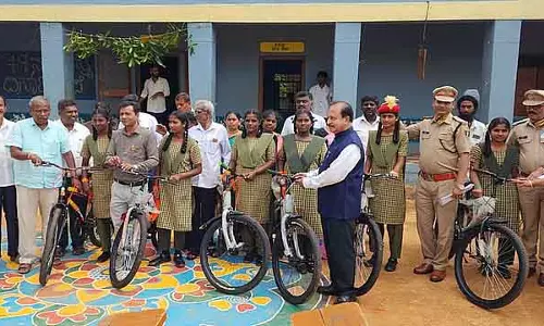 Karnataka: टीचर्स और पुराने स्टूडेंट्स ने चीमंगला हाई स्कूल के स्टूडेंट्स को साइकिल बांटी Karnataka: टीचर्स और पुराने स्टूडेंट्स ने चीमंगला हाई स्कूल के स्टूडेंट्स को साइकिल बांटी