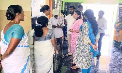 कटंगुर PHC के दौरे के दौरान सरपंच ने अच्छे इलाज पर ज़ोर दिया कटंगुर PHC के दौरे के दौरान सरपंच ने अच्छे इलाज पर ज़ोर दिया