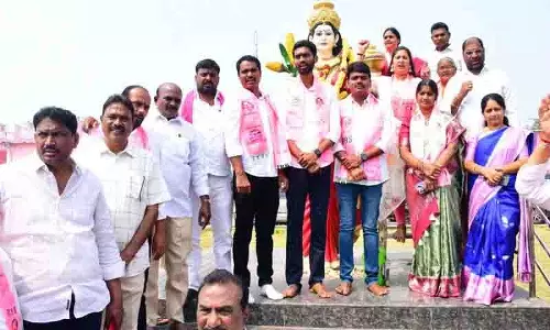 Vaddiraju Ravichandra ने बीआरएस नेताओं से लोगों के बीच रहने को कहा