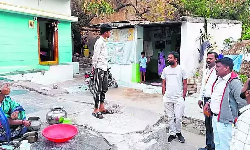 SSLC रिजल्ट सुधारने के लिए तहसीलदार सुबह-सुबह स्टूडेंट्स के घर जाते है SSLC रिजल्ट सुधारने के लिए तहसीलदार सुबह-सुबह स्टूडेंट्स के घर जाते है
