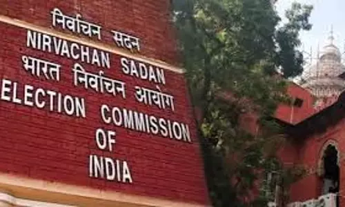 Kolkata: चुनाव आयोग ने कोताही पर अधिकारियों को लगाई लताड़ Kolkata: चुनाव आयोग ने कोताही पर अधिकारियों को लगाई लताड़