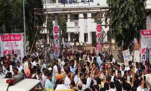 पुणे में Congress Bhavan के बाहर विरोध प्रदर्शन; 100 से ज़्यादा कार्यकर्ताओं पर केस दर्ज