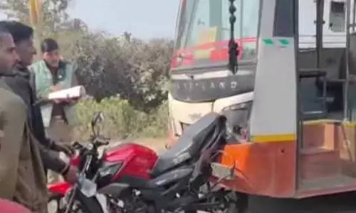 Gonda में रोडवेज बस ने बाइक सवार को पीछे से टक्कर मारी, बाल-बाल बचा Gonda में रोडवेज बस ने बाइक सवार को पीछे से टक्कर मारी, बाल-बाल बचा