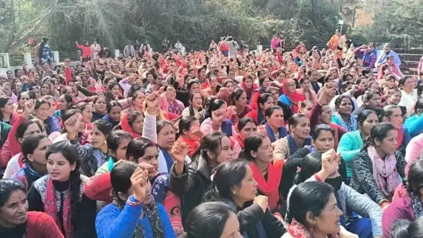Champawat: आंगनबाड़ी कार्यकर्ताओं ने मुख्यालय में किया हंगामा Champawat: आंगनबाड़ी कार्यकर्ताओं ने मुख्यालय में किया हंगामा