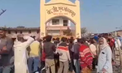 विद्यालय के सामने लगी भीड़ सोशल मीडिया पर Video वायरल