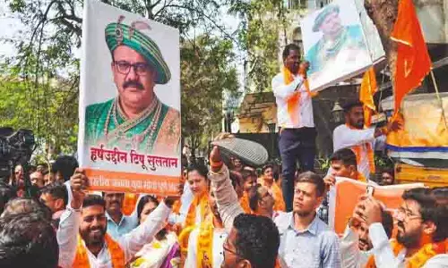 Pune clash: बीजेपी-कांग्रेस कार्यकर्ताओं ने एक-दूसरे पर पत्थर फेंके Pune clash: बीजेपी-कांग्रेस कार्यकर्ताओं ने एक-दूसरे पर पत्थर फेंके
