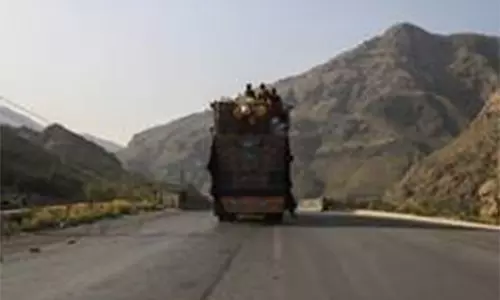 टोल बढ़ने के बावजूद Pakistan की सड़क व्यवस्था कर्ज के बोझ तले और भी डूबती जा रही टोल बढ़ने के बावजूद Pakistan की सड़क व्यवस्था कर्ज के बोझ तले और भी डूबती जा रही