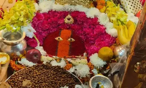 Una: मां को सोने का मुकुट और टीका देकर जताई श्रद्धा Una: मां को सोने का मुकुट और टीका देकर जताई श्रद्धा