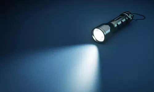 10000mAh बैटरी वाली टॉर्च, 2500 लुमेन तक फ्लैशलाइट के साथ भयंकर सर्दी में करेगी काम 10000mAh बैटरी वाली टॉर्च, 2500 लुमेन तक फ्लैशलाइट के साथ भयंकर सर्दी में करेगी काम