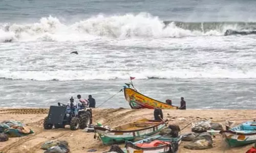 Bengal की खाड़ी में बांग्लादेशी ट्रॉलर जब्त, 28 मछुआरे गिरफ्तार
