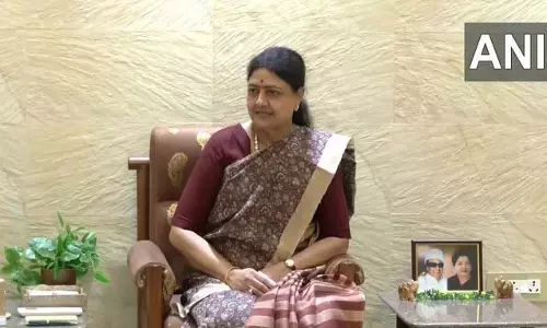 तामिलनाडु: निष्कासित AIADMK नेता वी.के. सासिकला ने चेन्नई में समर्थकों के साथ बैठक की
