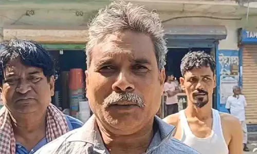 पड़ोसियों का कहना है कि बार-बार Notice मिलने के बाद बुज़ुर्ग की मौत हो गई पड़ोसियों का कहना है कि बार-बार Notice मिलने के बाद बुज़ुर्ग की मौत हो गई