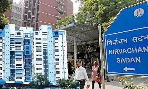राज्य के सात अधिकारियों को सेवा से सस्पेंड किया गया, आयोग ने SIR पर सख्त कार्रवाई की राज्य के सात अधिकारियों को सेवा से सस्पेंड किया गया, आयोग ने SIR पर सख्त कार्रवाई की