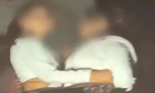 रायपुर में महाशिवरात्रि शोभायात्रा में लड़कियों ने एक-दूसरे को किया KISS... रायपुर में महाशिवरात्रि शोभायात्रा में लड़कियों ने एक-दूसरे को किया KISS...