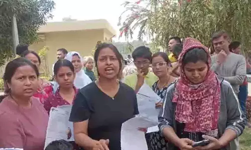 Shapoorji Pallonji के घर में डायरिया फैला, लोगों ने अधिकारियों के खिलाफ किया प्रदर्शन Shapoorji Pallonji के घर में डायरिया फैला, लोगों ने अधिकारियों के खिलाफ किया प्रदर्शन