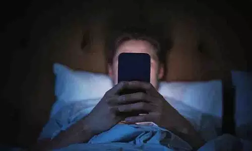 रात में Smart Phone इस्तेमाल करने से सेहत पर ये साइड इफ़ेक्ट हो सकते रात में Smart Phone इस्तेमाल करने से सेहत पर ये साइड इफ़ेक्ट हो सकते