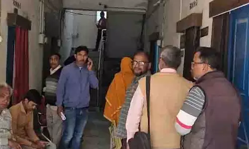मालदा में आवास योजना लिस्ट को लेकर BDO ऑफिस में हाउसवाइफ ने सुसाइड की कोशिश