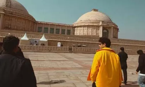 सिद्धांत चतुर्वेदी पर लखनऊ का चढ़ा खुमार, मृणाल ठाकुर संग शेयर कीं खास तस्वीरें