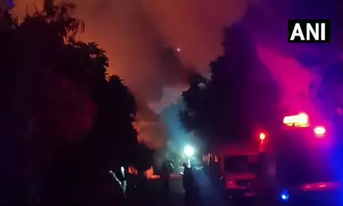 शादी समारोह के दौरान होटल में आग, दमकल मौके पर: देखे Video शादी समारोह के दौरान होटल में आग, दमकल मौके पर: देखे Video