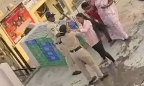 महिला कांस्टेबल पर हमला, झगड़ा रोकने आई थीं, मां–बेटी गिरफ्तार महिला कांस्टेबल पर हमला, झगड़ा रोकने आई थीं, मां–बेटी गिरफ्तार