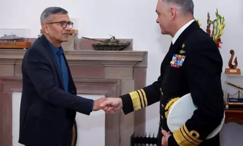 ग्रीस नेवी चीफ और रक्षा सचिव की मुलाकात, समुद्री सुरक्षा एवं जहाज निर्माण पर हुई बात ग्रीस नेवी चीफ और रक्षा सचिव की मुलाकात, समुद्री सुरक्षा एवं जहाज निर्माण पर हुई बात