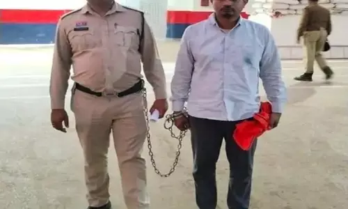 महिला रेलवे कर्मचारी से बहुस्तरीय ठगी का खुलासा, आरोपी गिरफ्तार महिला रेलवे कर्मचारी से बहुस्तरीय ठगी का खुलासा, आरोपी गिरफ्तार