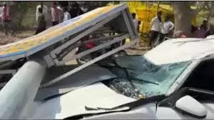 Amethi: चलती कार पर गिरा भारत पेट्रोलियम का पोलबोर्ड, सपा नेता की मौत Amethi: चलती कार पर गिरा भारत पेट्रोलियम का पोलबोर्ड, सपा नेता की मौत