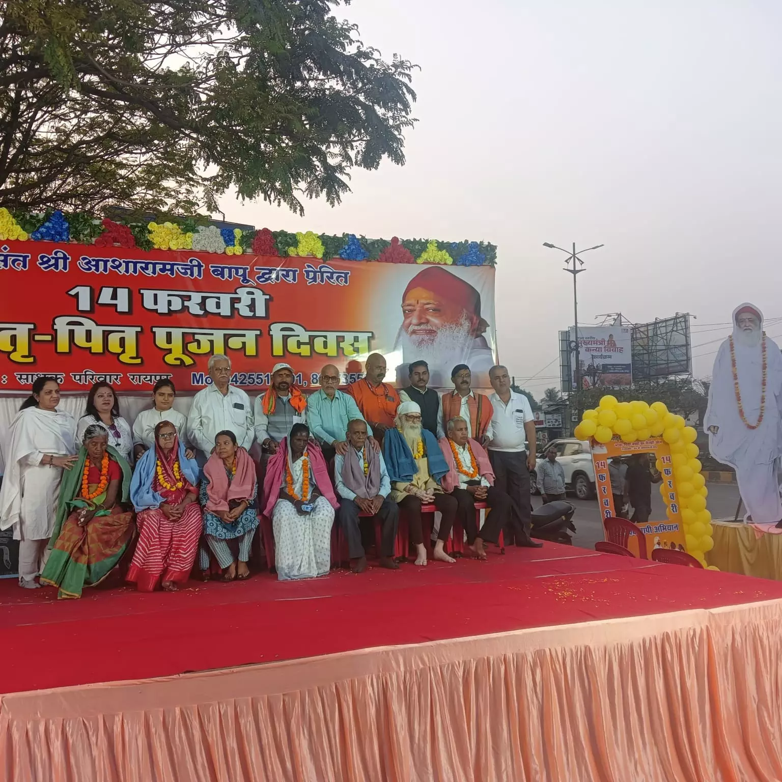 पूजे गए माता पिता, छलके प्रेमाश्रु... पूजे गए माता पिता, छलके प्रेमाश्रु...