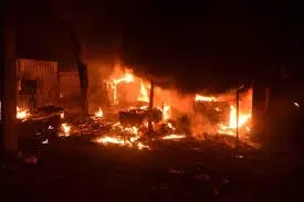 Dhanbad: सब्जी मार्केट में लगी भीषण आग, दुकानें खाक Dhanbad: सब्जी मार्केट में लगी भीषण आग, दुकानें खाक