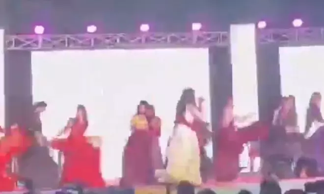 Andhra: समालकोट में रिकॉर्ड डांस से महाशिवरात्रि पर भक्तों में गुस्सा Andhra: समालकोट में रिकॉर्ड डांस से महाशिवरात्रि पर भक्तों में गुस्सा