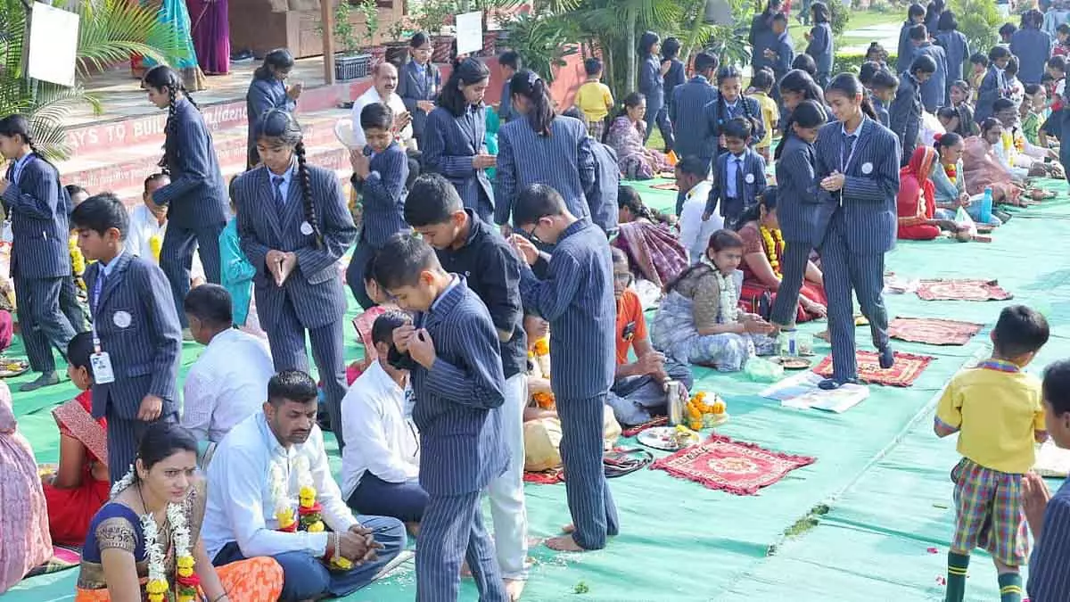 Chhatrapati संभाजीनगर में मातृ-पितृ पूजन दिवस पर छात्रों ने माता-पिता की पूजा की Chhatrapati संभाजीनगर में मातृ-पितृ पूजन दिवस पर छात्रों ने माता-पिता की पूजा की