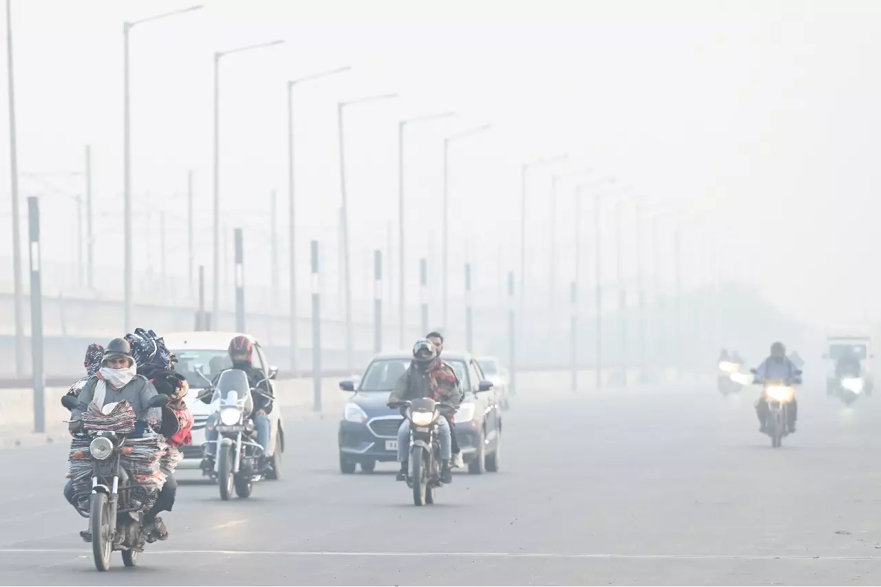 Delhi-NCR की हवा की गुणवत्ता खराब बनी हुई है, AQI 214 पर Delhi-NCR की हवा की गुणवत्ता खराब बनी हुई है, AQI 214 पर