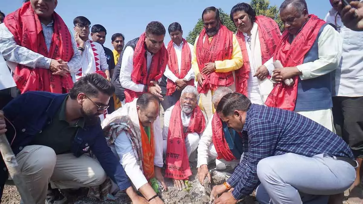 MP : कथावाचक पंडित प्रदीप मिश्रा ने कुबेरेश्वर धाम में ग्रीन शिवरात्रि अभियान चलाया MP : कथावाचक पंडित प्रदीप मिश्रा ने कुबेरेश्वर धाम में ग्रीन शिवरात्रि अभियान चलाया