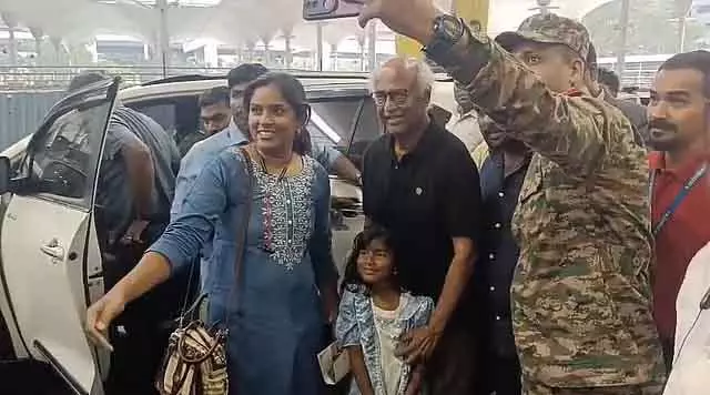 Chennai एयरपोर्ट पर फैंस ने रजनीकांत का शॉल ओढ़ाकर स्वागत किया Chennai एयरपोर्ट पर फैंस ने रजनीकांत का शॉल ओढ़ाकर स्वागत किया