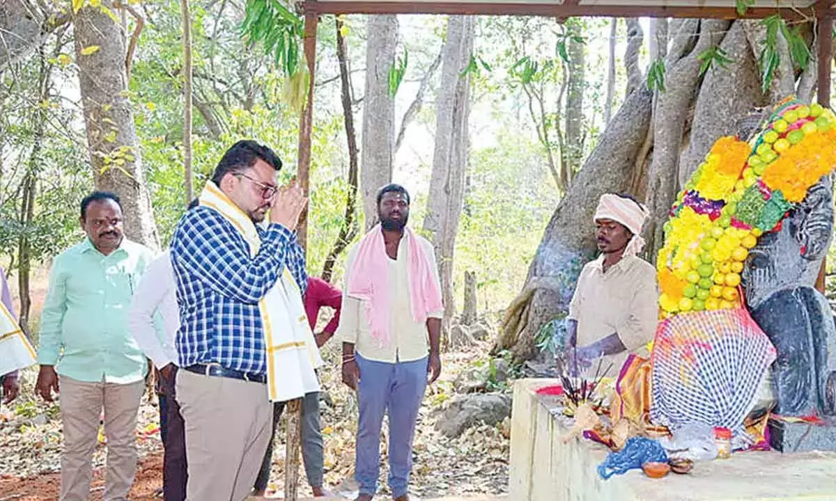 Telangana: चेंचू जतारा में समृद्ध आदिवासी परंपराओं का प्रदर्शन Telangana: चेंचू जतारा में समृद्ध आदिवासी परंपराओं का प्रदर्शन