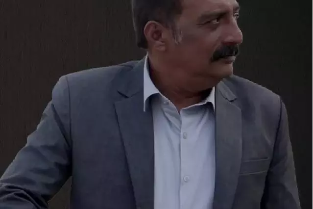 Prakash Raj ने वरलक्ष्मी सरथकुमार की सरस्वती में रामानुजम का रोल किया Prakash Raj ने वरलक्ष्मी सरथकुमार की सरस्वती में रामानुजम का रोल किया